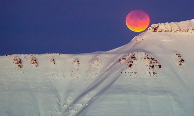 Siêu trăng, trăng máu, trăng xanh hội tụ chiếu sáng bầu trời thế giới